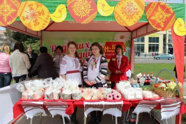 Лучани та гості міста святкують Великдень (фото) — фото 1