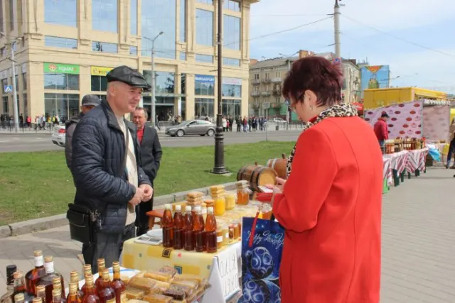 Лучани та гості міста святкують Великдень (фото) — фото 2