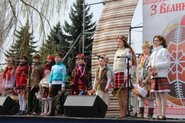 Лучани та гості міста святкують Великдень (фото) — фото 15