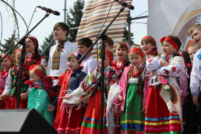 Лучани та гості міста святкують Великдень (фото) — фото 16