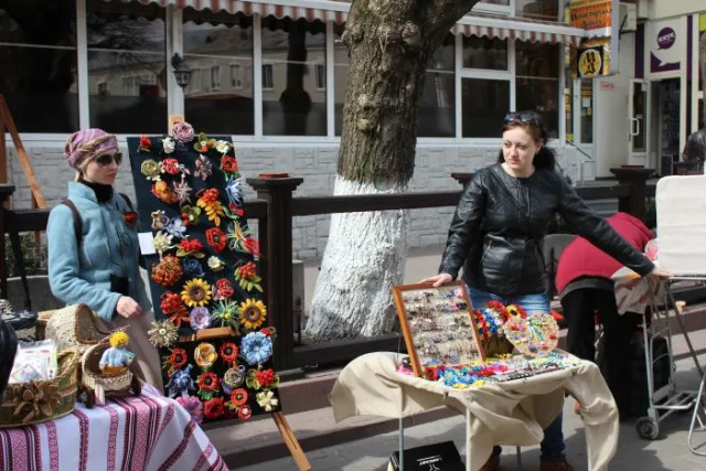 Лучани та гості міста святкують Великдень (фото) — фото 19