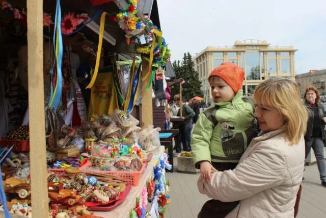 Лучани та гості міста святкують Великдень (фото) — фото 9