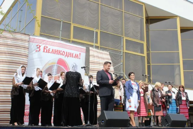 Лучани та гості міста святкують Великдень (фото) — фото 10
