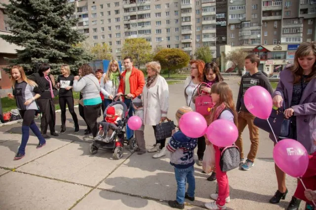 Луцькі мами влаштували сімейно-весільний флеш-моб (фото) — фото 2