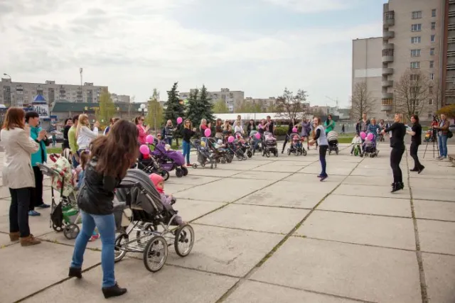 Луцькі мами влаштували сімейно-весільний флеш-моб (фото) — фото 4