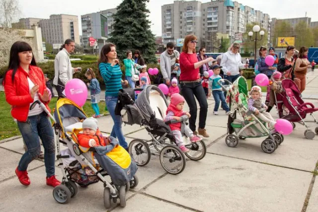 Луцькі мами влаштували сімейно-весільний флеш-моб (фото) — фото 10