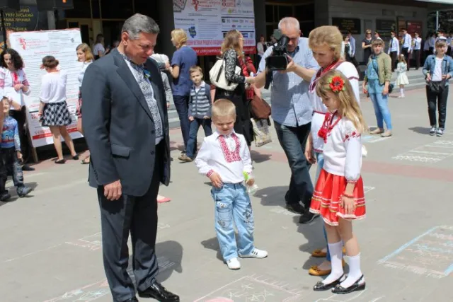 З вишитих рушників у Луцьку виклали слово «Мир» (фото) — фото 1