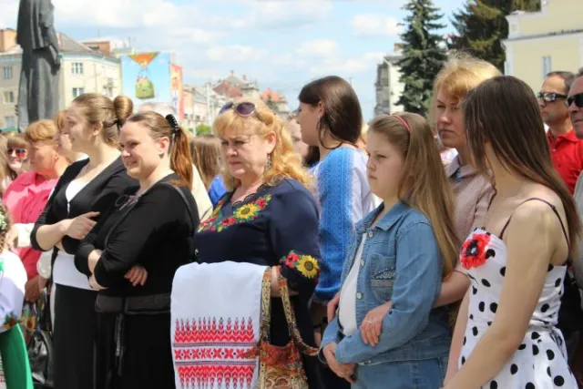 З вишитих рушників у Луцьку виклали слово «Мир» (фото) — фото 3