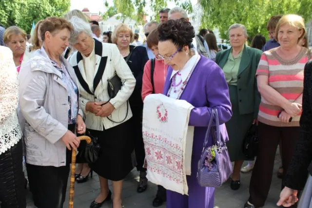 З вишитих рушників у Луцьку виклали слово «Мир» (фото) — фото 4