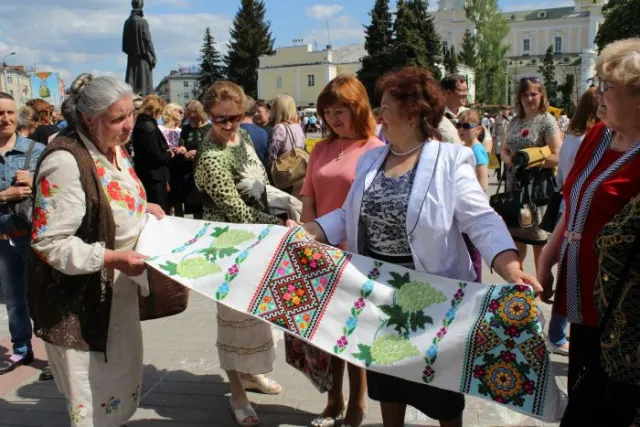 З вишитих рушників у Луцьку виклали слово «Мир» (фото) — фото 5