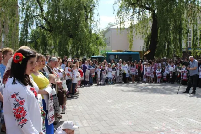 З вишитих рушників у Луцьку виклали слово «Мир» (фото) — фото 7