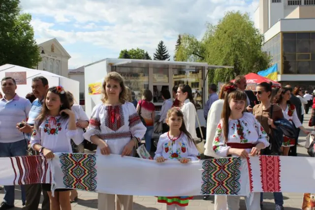 З вишитих рушників у Луцьку виклали слово «Мир» (фото) — фото 9