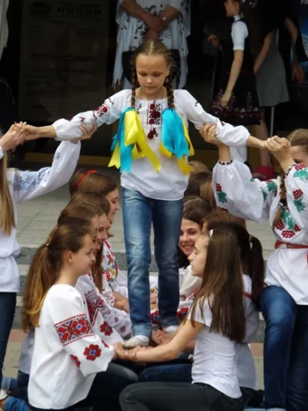 У Луцьку відбувся флешмоб «Ми-майбутнє України» (фото) — фото 2