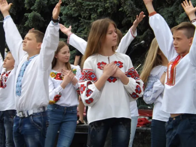 У Луцьку відбувся флешмоб «Ми-майбутнє України» (фото) — фото 3