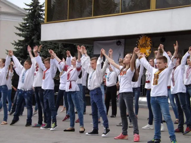 У Луцьку відбувся флешмоб «Ми-майбутнє України» (фото) — фото 4