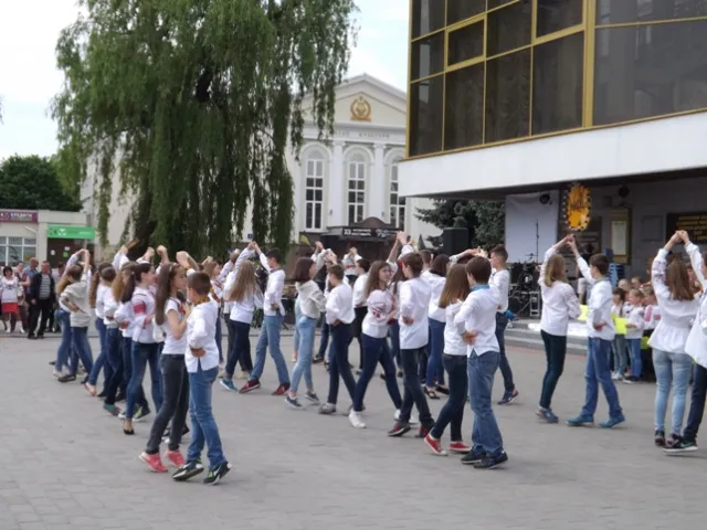 У Луцьку відбувся флешмоб «Ми-майбутнє України» (фото) — фото 5