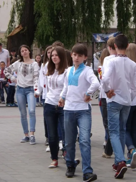 У Луцьку відбувся флешмоб «Ми-майбутнє України» (фото) — фото 6