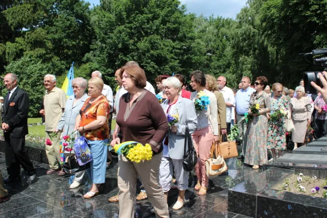 У Луцьку вшанували пам'ять загиблих у Другій світовій війні (фото) — фото 7