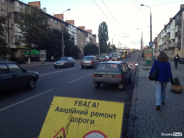 Не ремонтують дороги погано. Не ремонтують - теж погано! Затор на вул. Перемоги (фото, відео) — фото 1