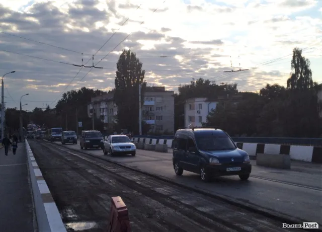 Не ремонтують дороги погано. Не ремонтують - теж погано! Затор на вул. Перемоги (фото, відео) — фото 3