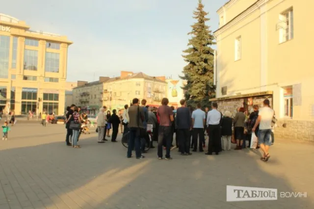 Волинські журналісти вшановували пам'ять загиблих колег лампадками і свічками (фото) — фото 8
