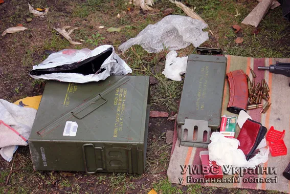 На Волині, в місцевого мешканця правоохоронці виявили арсенал зброї (фото, відео) — фото 5
