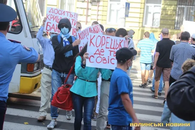 Молоді люди зібрались сьогодні мітингувати під прокуратурою області (фото, відео) — фото 4