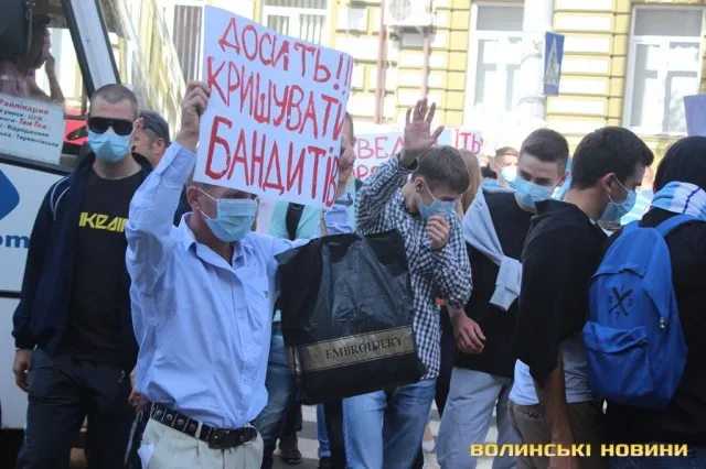 Молоді люди зібрались сьогодні мітингувати під прокуратурою області (фото, відео) — фото 5