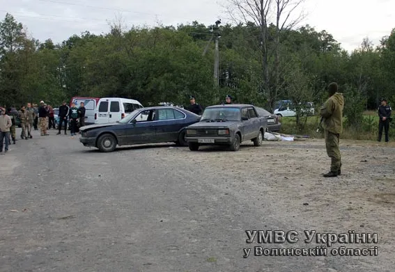 Правоохоронці провели спецоперацію по зупиненню незаконного видобутку "сонячного каменю". Затримано близько 200 осіб (фото, відео) — фото 5