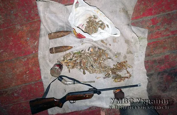У домівці волиняна правоохоронці виявили незаконну схованку зброї (фото) — фото 2