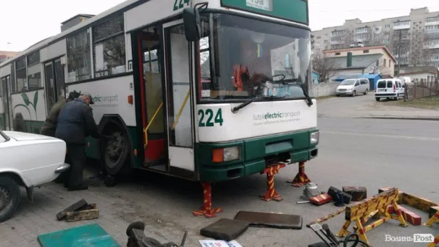 У вживаного тролейбуса з Польщі відвалилися колеса — фото 1