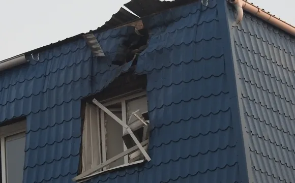 Бурхлива ніч у Луцьку: обстріляли консульство Польщі та побили вікна у «Сбербанку» — фото 1