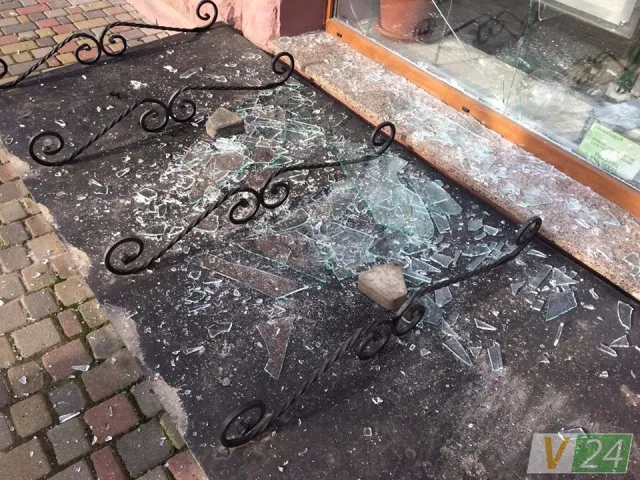 Бурхлива ніч у Луцьку: обстріляли консульство Польщі та побили вікна у «Сбербанку» — фото 2