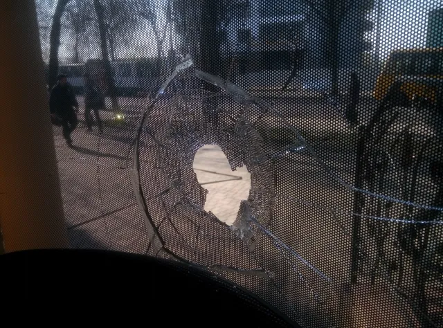 У Луцьку розбили вікно в офісі «Солідарності» — фото 1