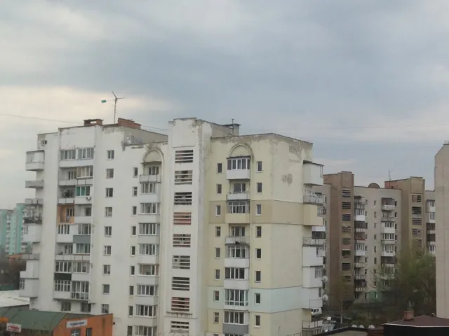 На даху луцької багатоповерхівки розмістили вітрогенератор — фото 1